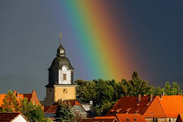 Regenboog over Herleshausen van Roland Brack