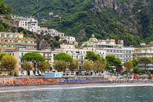 Blick auf Maiori an der Amalfiküste in Italien