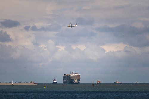 Rampschip Fremantle Highway met kustwachtvliegtuig