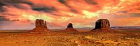 Panorama breed landschap Monument Valley in Arizona USA bij zonsondergang