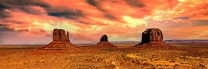 Panorama weite Landschaft Monument Valley in Arizona USA bei Sonnenuntergang