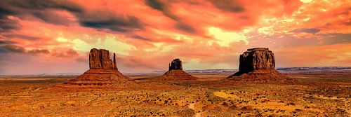 Panorama du vaste paysage de Monument Valley en Arizona (États-Unis) au coucher du soleil sur Dieter Walther