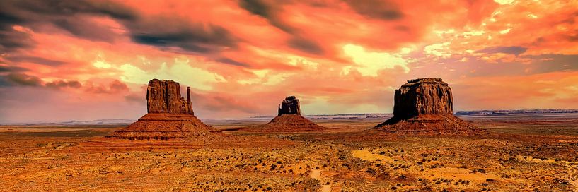 Panorama weite Landschaft Monument Valley in Arizona USA bei Sonnenuntergang von Dieter Walther