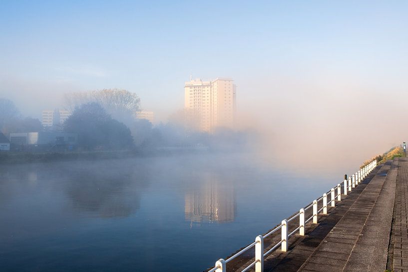Parcours de sports nautiques avec des bancs de brouillard émergeant au-dessus de l'eau par Marcel Derweduwen