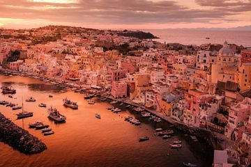 Marina di Corricella, kleurrijke haven van Procida, Napels, Italië van Melissa Peltenburg