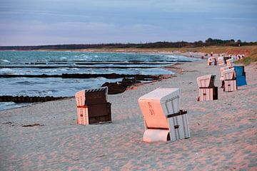 Coucher de soleil sur la plage de la mer Baltique sur t.ART