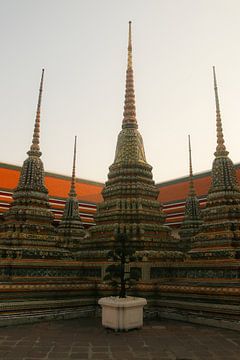 Tweede stoepa groep bij Phra Chedi Rai in Wat Pho tempel in Bangkok van kall3bu