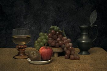 Stilleven met druiven, fruit en wijn