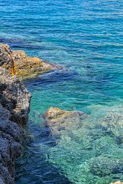 Côte rocheuse et mer turquoise en Grèce
