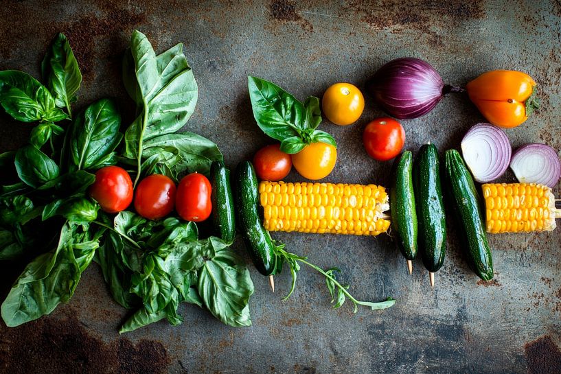 Bunte Gemüseanordnung auf Metalltisch von Poster Art Shop