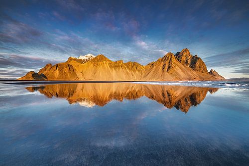 Paysage avec plage et montagnes près de Stocksness en Islande.