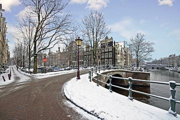 Besneeuwd Amsterdam in de winter in Nederland van Eye on You
