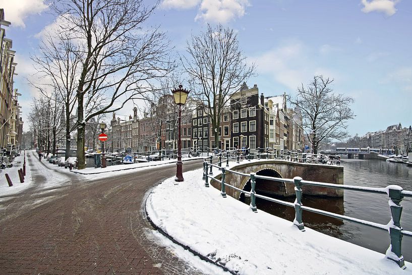 Besneeuwd Amsterdam in de winter in Nederland by Eye on You