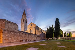 Basilika von Aquileia während der blauen Stunde kurz vor Sonnenaufgang