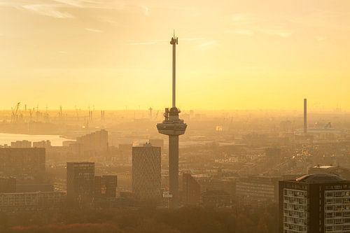 De schitterende zonsondergang met de Euromast en de haven van Rotterdam by Night