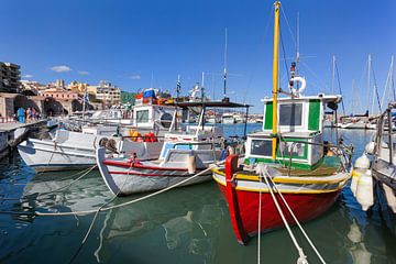 Kleurrijke houten   vissersbootjes in de haven van Heraklion op Kreta van Peter de Kievith Fotografie