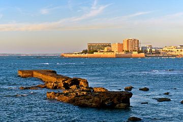 Skyline von Cádiz in der Bucht von Caleta