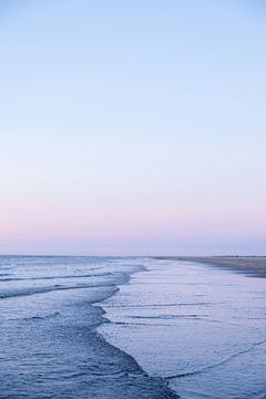 Pastel tinten strandfoto tijdens zonsondergang op Ameland van Karijn | Fine art Natuur en Reis Fotografie