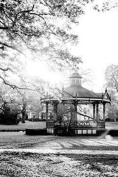Oranjepark, stadspark, met oude muziektent in Apeldoorn Nederland in zwart-wit van Angeline Dobber