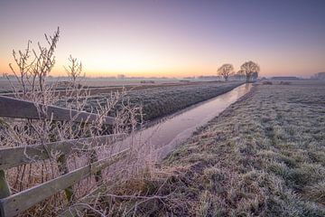 Zonsopkomst op een winterochtend boven een Hollands polderlandsc van Bas Meelker