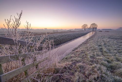 Zonsopkomst op een winterochtend boven een Hollands polderlandsc