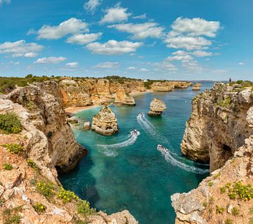 Die felsige Küstenlinie am Arco Natural, Benagil, Algarve, Portugal von Rene van der Meer
