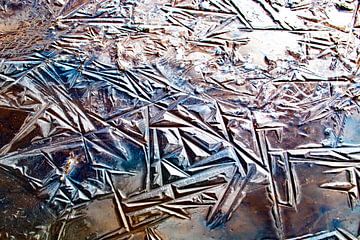Bevroren waterplas met prachtige vormen in het ijs van Anne Ponsen
