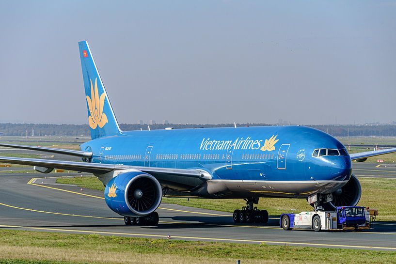 Vietnam Airlines Boeing 777-200 (VN-A142). by Jaap van den Berg