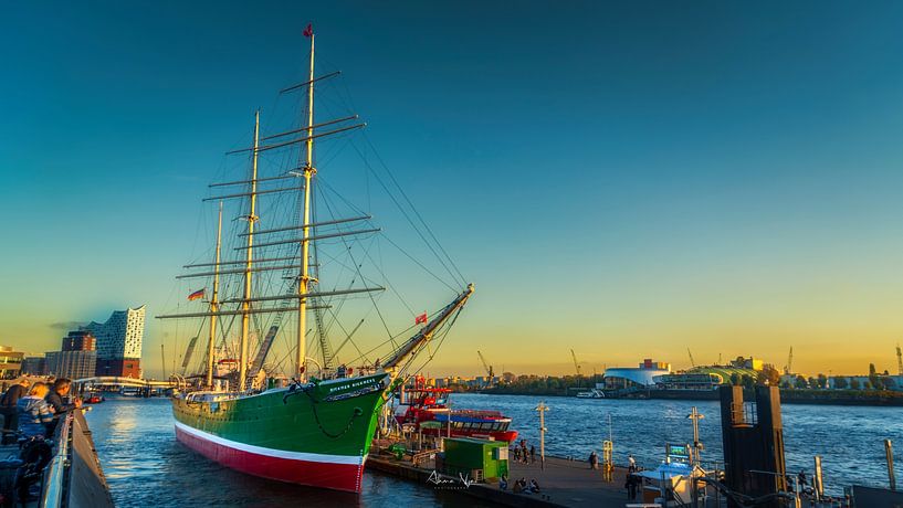 Beeindruckendes Hafenpanorama – Klassisches Segelschiff im Sonnenuntergang von Ahma NJAI