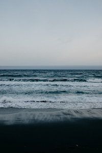Schwarzer Strand, blaues Meer und weiße Wellen auf Teneriffa