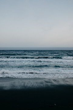 Zwart strand, blauwe zee, en witte golven in Tenerife van Yvette Baur