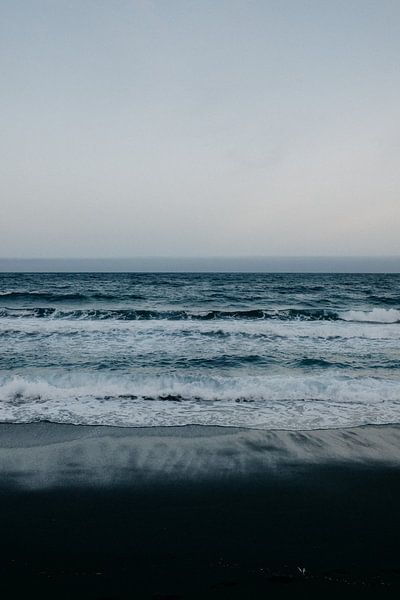 Plage noire, mer bleue et vagues blanches à Tenerife par Yvette Baur