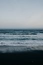 Plage noire, mer bleue et vagues blanches à Tenerife par Yvette Baur Aperçu