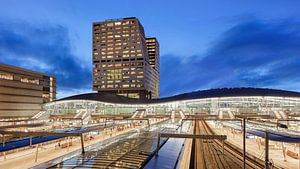 Vue crépusculaire sur la gare centrale d'Utrecht. sur Tony Vingerhoets