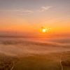 Drohnenpanorama eines nebligen Sonnenaufgangs bei Bocholtz von John Kreukniet