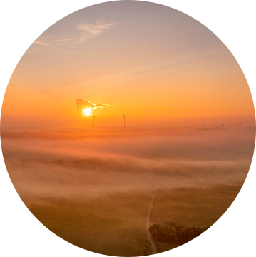 Drone panorama van een mistige zonsopkomst bij Bocholtz