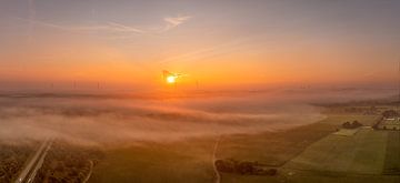 Drohnenpanorama eines nebligen Sonnenaufgangs bei Bocholtz