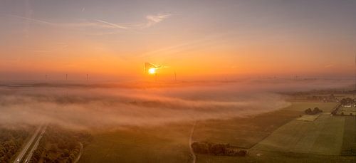 Drone panorama van een mistige zonsopkomst bij Bocholtz