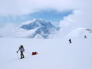 Alpinisten vor dem Mount Foraker von Menno Boermans