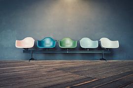 Les chaises temporelles : attendre ou être ? sur Glanzodermatt by Roger Odermatt