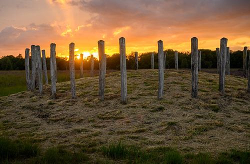 Sonnenuntergang über dem Grabhügel