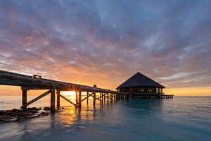 Strandhaus bei Sonnenuntergang auf den Malediven von Laura Vink