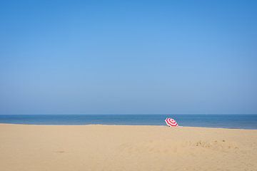 Sonnenschirm am Strand von Johan Vanbockryck