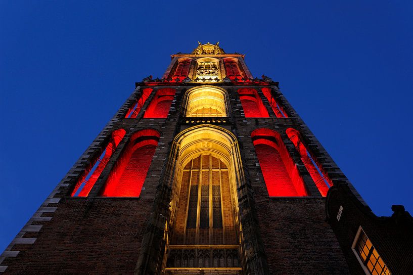 Rood-witte Domtoren gezien vanuit Servetstraat in Utrecht van Donker Utrecht
