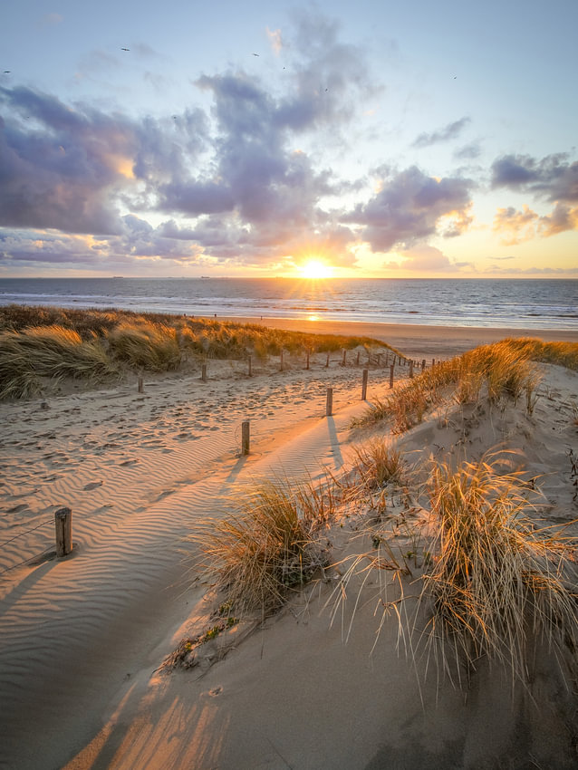 Zon, zee en wolken aan de kust van <span class="secondary-font">Dirk van Egmond</span>