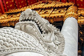 Drakenwachter bij de ingang tempel Wat Benchamabophit in Bangkok Thailand van Dieter Walther