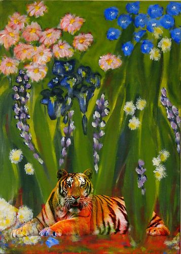 Un tigre attend parmi les fleurs sur Caroline van Gein