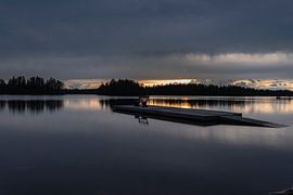 Untergehende Sonne an einem schönen schwedischen See von Rob Rollenberg