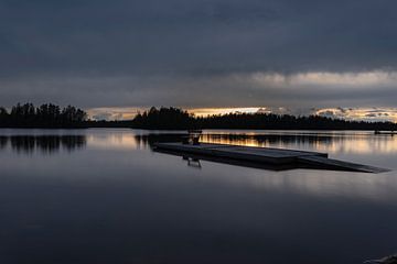 Soleil couchant au bord d'un magnifique lac suédois sur Rob Rollenberg