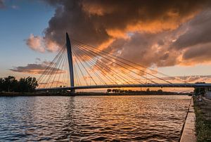 Coucher de soleil sur le pont Prince Claus